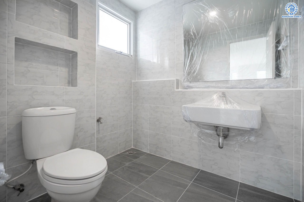 บ้านมือสองตกแต่งใหม่ แบรนด์ LH โครงการ มัณฑนา เพชรเกษม81 หลังมุม กว้างขวาง พร้อมรองรับทุกความสุข บนเนื้อที่ 69.3 ตร.ว. พื้นที่ใช้สอยกว่า 182.5 ตร.ม. พร้อมฟังก์ชัน 3 ห้องนอน 3 ห้องน้ำ จอดรถได้ 1 คัน บนทำเลเชื่อมต่อสู่ ถ.เพชรเกษม, ถ.พุทธมณฑลสาย4 ใกล้เดอะมอลล์ บางแค และม.มหิดล